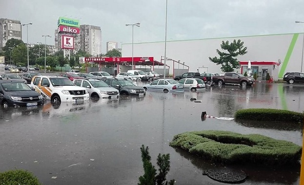 Пороен дъжд наводни Бургас. Мощната буря връхлетя града около 15.00