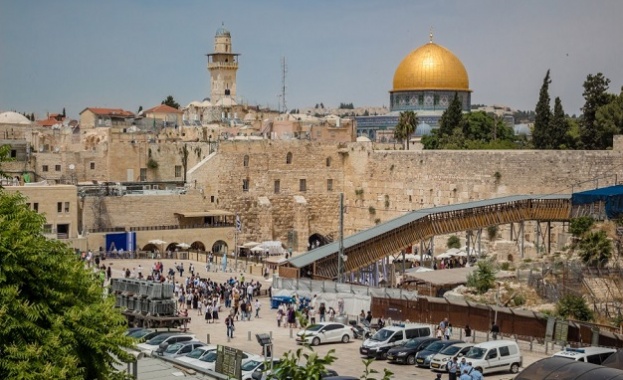 Израел премахна бариерите и метален мост до Храмовия хълм в
