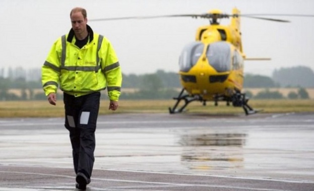 Принц Уилям напуска работата си като пилот на хеликоптер за
