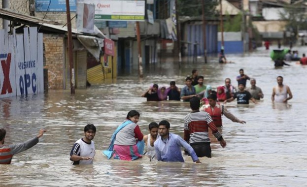 120 души са загинали при наводнения в индийския щат Гуджарат