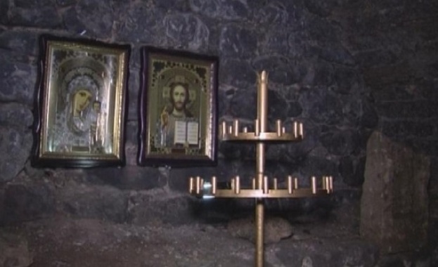 Според историческите сведения тя е на повече от 400 години