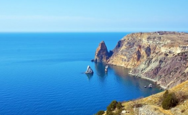 Товарен кораб плаващ под флага на Того се е преобърнал