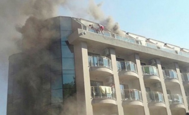 Голям пожар се разрази в 5 звезден хотел в Турция в
