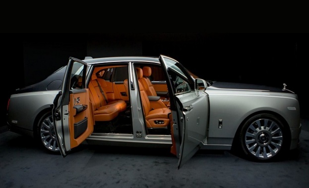 Има луксозни коли има и Rolls Royce Phantom Име което се