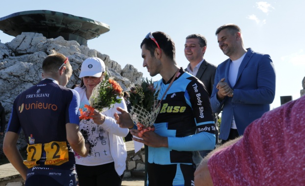 Лидерът на БСП Корнелия Нинова награди победителите от велопохода за