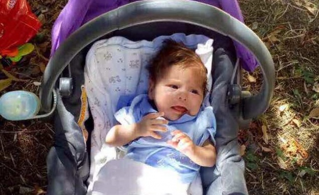 Сигнал за оставено без надзор бебе на детската площадка в