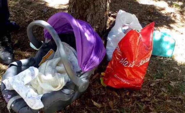 Сигнал за оставено без надзор бебе на детската площадка в