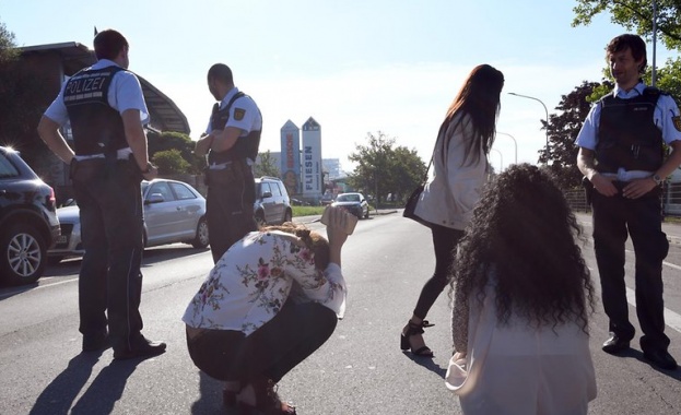 Двама души бяха убити а трима други са сериозно ранени