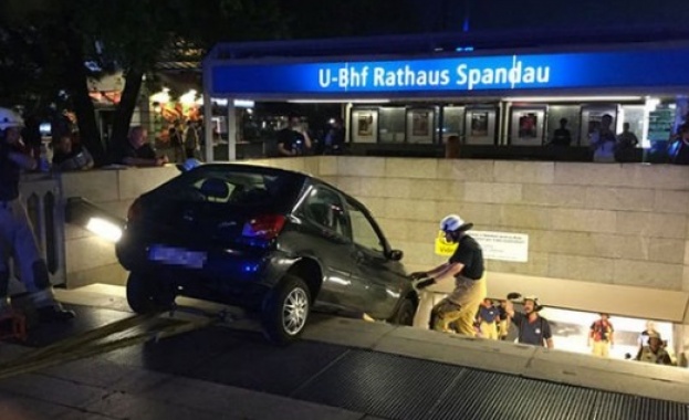 Кола падна по стълбите в берлинското метро по време на