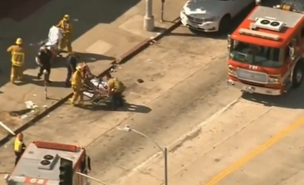 Две коли се врязаха в ресторант в Лос Анджелис Един