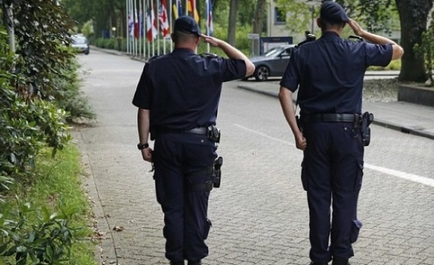 Холандската полиция арестува петима румънци заподозрени за кражба на мобилни