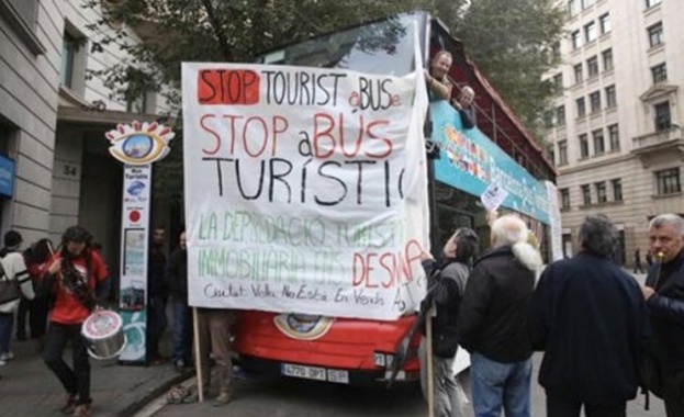 Маскирани мъже са изпочупили стъклата и са спукали гумите на