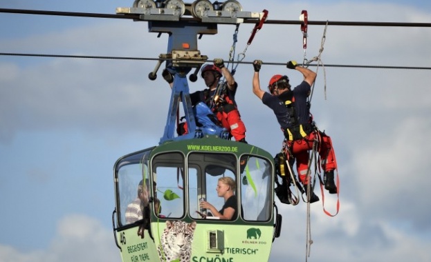 Десетки души бяха евакуирани от лифт над река Рейн в