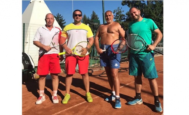 Фото с премиера Бойко Борисов гол до кръста се появи