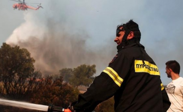 В Гърция бушуват горски пожари През цялата изминала нощ десетки