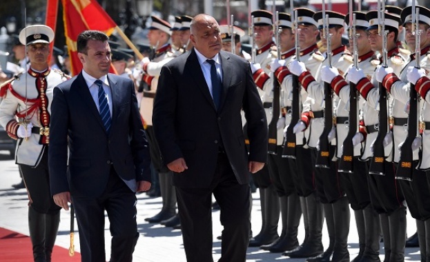 Посрещнаха го с почести драконовски мерки за сигурност при невиждан