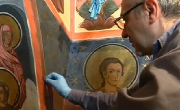 Реставрират уникалните стенописи в параклиса Свети Николай който се намира