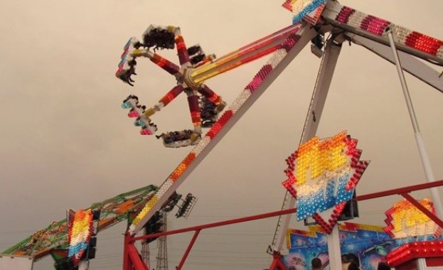 Шест увеселителни парка във Великобритания затварят врати след смъртен случай