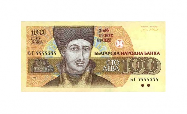 Мамят чужди туристи със стари български левове по морето Улични