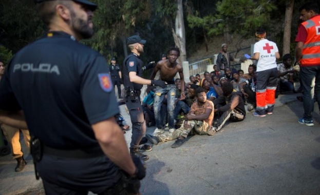 Около 70 африканци са били ранени при опит да пресекат