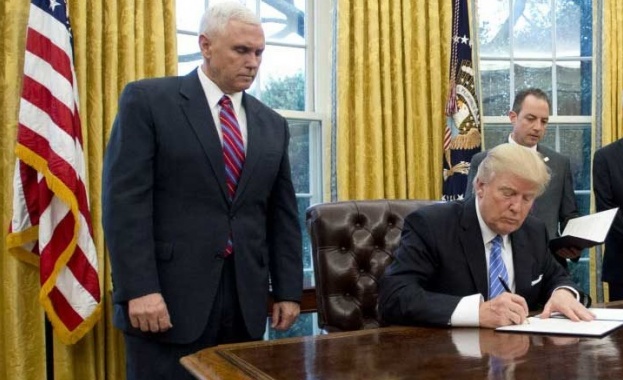 Американският президент Доналд Тръмп подписа закона налагащ санкции срещу Русия