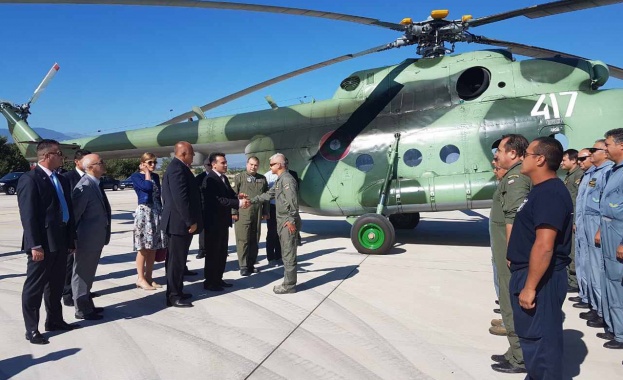 Лично премиерът на Македония Зоран Заев придружаван от българския си