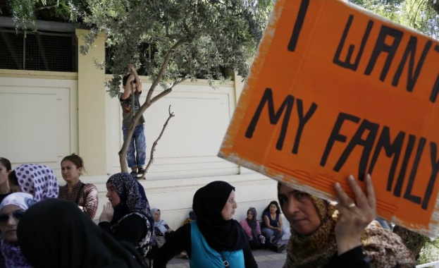 Сирийски бежанци засегнати от войната излезнаха с лозунги и скандирания