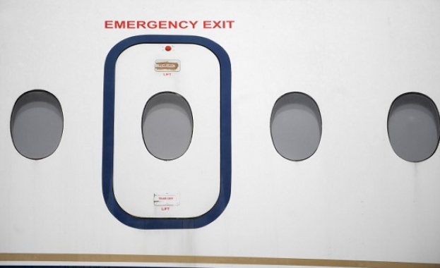 17 годишно момче отвори една от аварийните врати на самолет