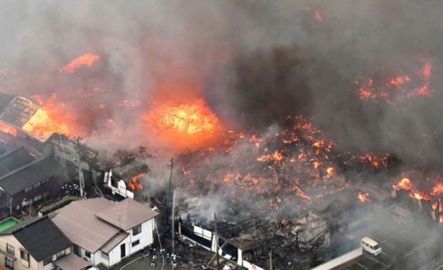 Десетки пожарникари се борят с голям пожар на токийския рибен