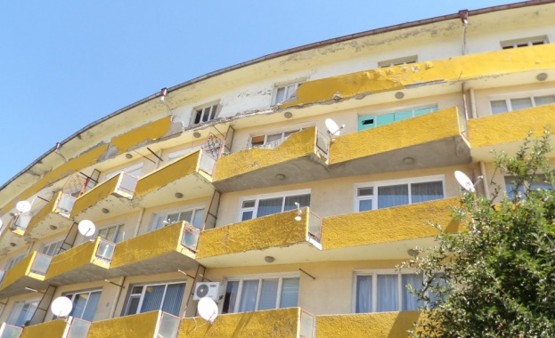 Огромен блок се откъсна от тераса на четвърти етаж на