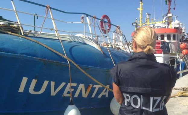 Италианската брегова охрана задържа лодка за спасяване на мигранти която