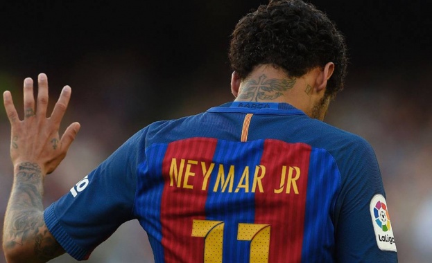 Сагата дали бразилската футболна звезда Неймар ще остане в Барселона