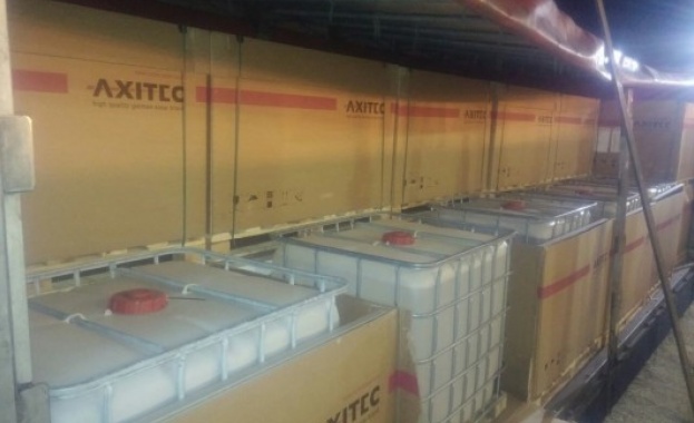 Пет тона оцетен анхидрид който се използва за производство на