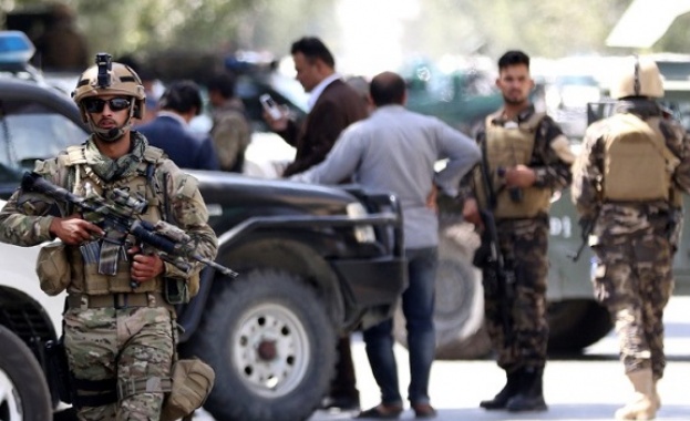 Нападател самоубиец се е взривил до военен конвой в афганистанската