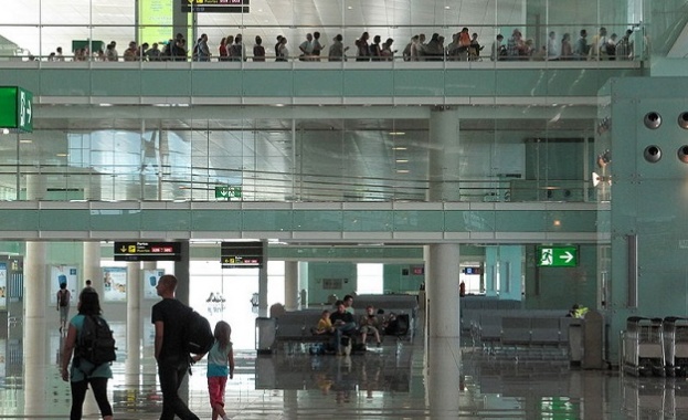 Летовниците са изправени пред закъснения и дълги опашки на летище