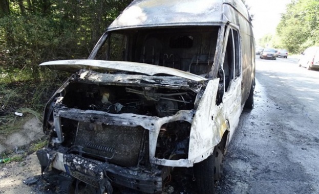 Микробус Форд Транзит горя днес следобед на пътя Симитли Банско Няма