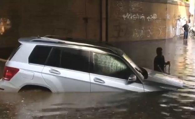 Внезапна буря с проливен дъжд предизвика наводнение в Берлин Много