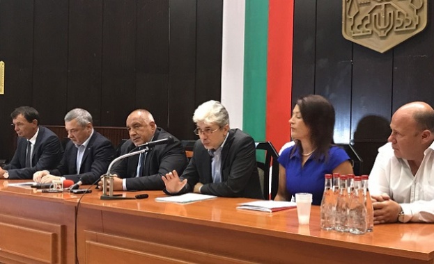 Премиерът Бойко Борисов заедно с екоминистъра Нено Димов се срещнаха