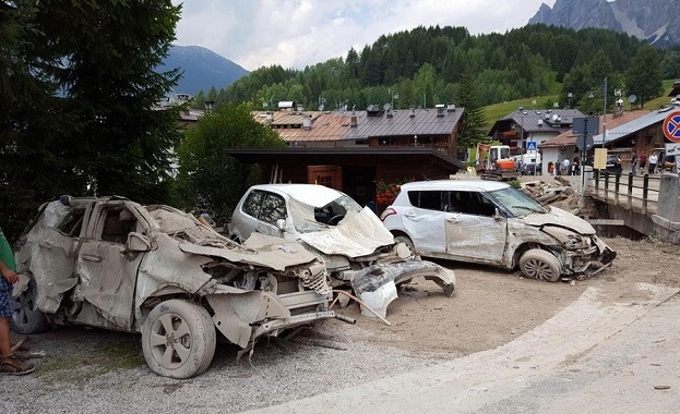 Четирима души загинаха при урагани и гръмотевични бури в северната