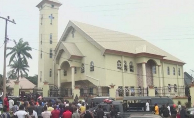 Най малко 11 души са убити и няколко са тежко