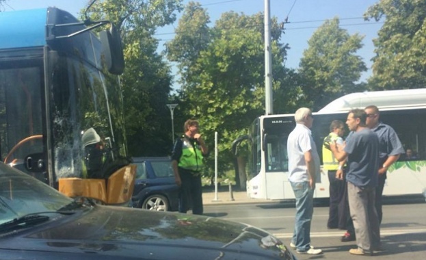 Тролейбус и лек автомобил катастрофираха на бул Цар Освободител в
