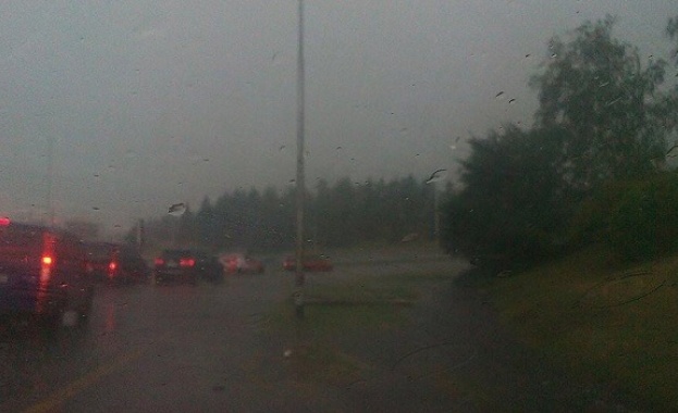 Пороен дъжд се изсипва във Витошките райони на столицата Километрични