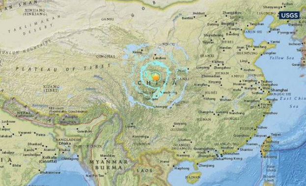 Мощно земетресение разлюля Централен Китай предава Франс прес Според Американското