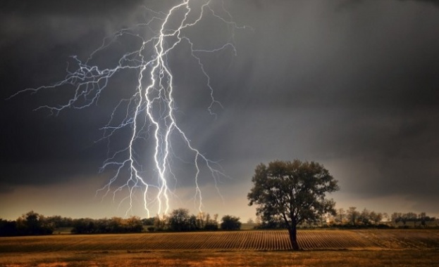 Осем ученици бяха поразени от мълния снощи в Югоизточна Франция