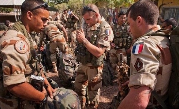 Френски войници са ударени от превозното средство в предградието на