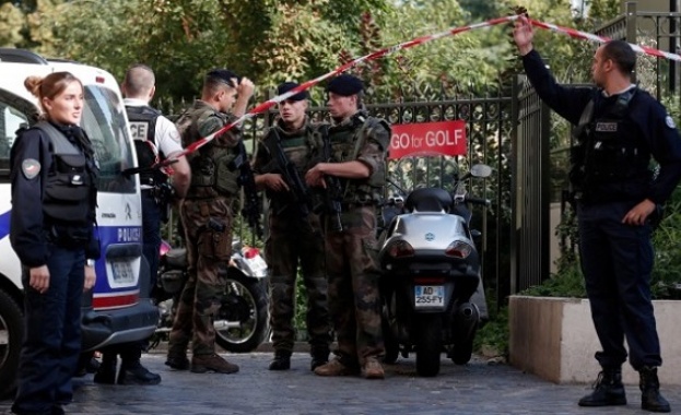 Френските власти разследват нападението над войници тази сутрин в парижкото