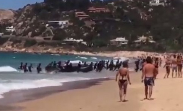 Туристи почиващи на плажа в испанския град Кадис станаха свидетели
