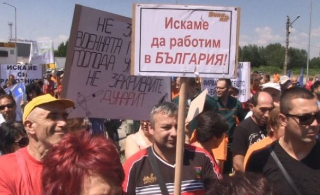 Близо 800 работници от военния завод Дунарит се събраха край