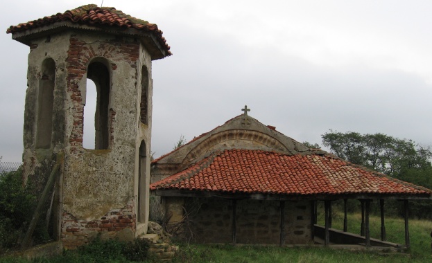 Откраднати са 16 старинни икони от църквата в брезнишкото село
