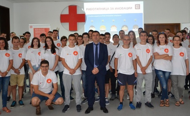 Платените стажове в компанията осигуряват възможност за професионално развитие на